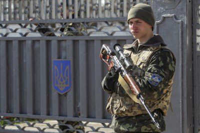 Украинский солдат рядом с КПП своей воинской части
