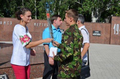 Украинских военных приветствуют с цветами