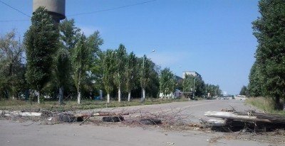 Улица перекрыта какими-то кустарными баррикадами
