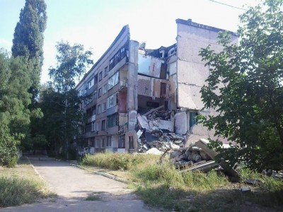 В этот дом, похоже, попал снаряд, теперь он в руинах