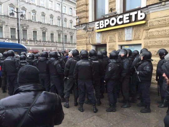 В Москве стартовал митинг против коррупции Он вам не Димон  - Питер ОМОН.jpg