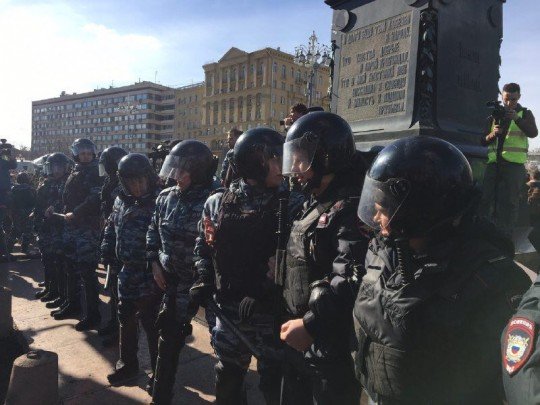 В Москве стартовал митинг против коррупции Он вам не Димон  - navala (2).jpg
