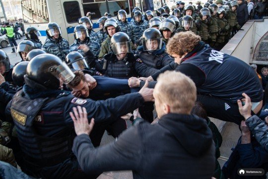 В Москве стартовал митинг против коррупции Он вам не Димон  - полиция.jpg