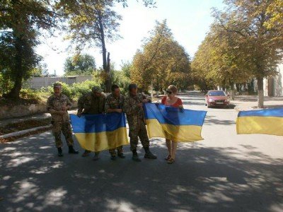 Волонтеры выдают привезенные флаги