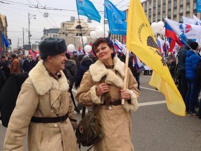 Вон там за их спинами маячат флаги Новороссии