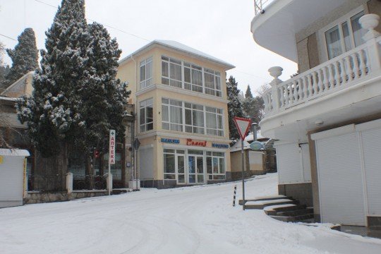 Все дороги занесены снегом и никто ничего не расчищает