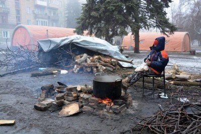 Выжившие греются у костра