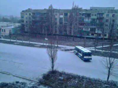 Взорванный автобус и полумертвый жилой многоквартирный дом