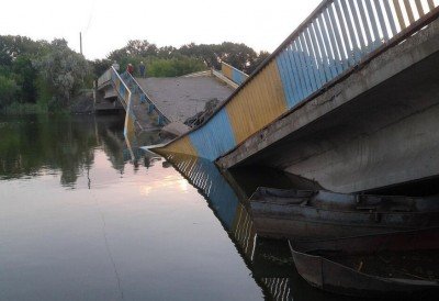 Взорванный боевиками мост через Кальмиус в районе Старобешево