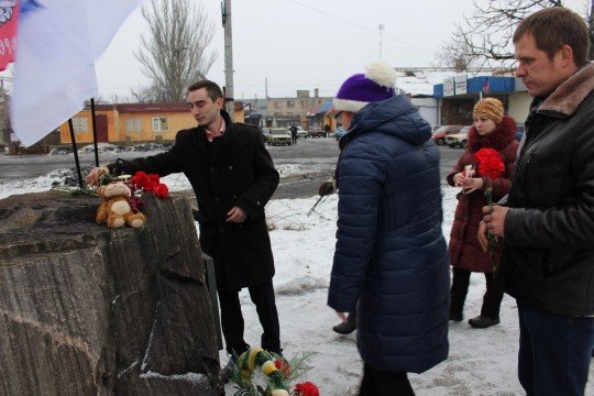 За спиной виден отжатый АТБ