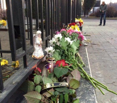 Забор у российского посольства в Киеве