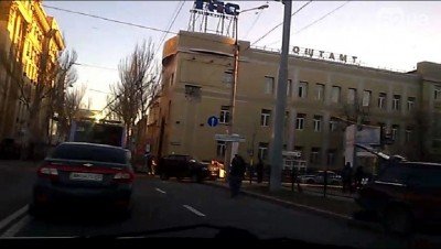 Здание Главпочтамта на заднем плане