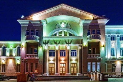 Здание городского центра культуры и досуга в ночное время суток