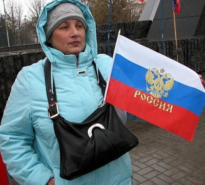 Женщина с флагом России. К чему он здесь???