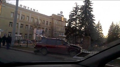 Жигули врезались в металлический забор