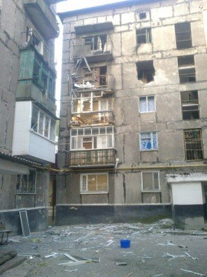 Жилой дом, пострадавший после летних бомбежек в Торезе