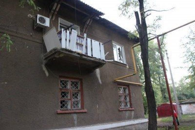 Жилой дом с разбитыми стеклами