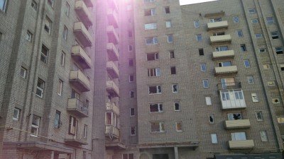 Жилой дом с выбитыми стеклами
